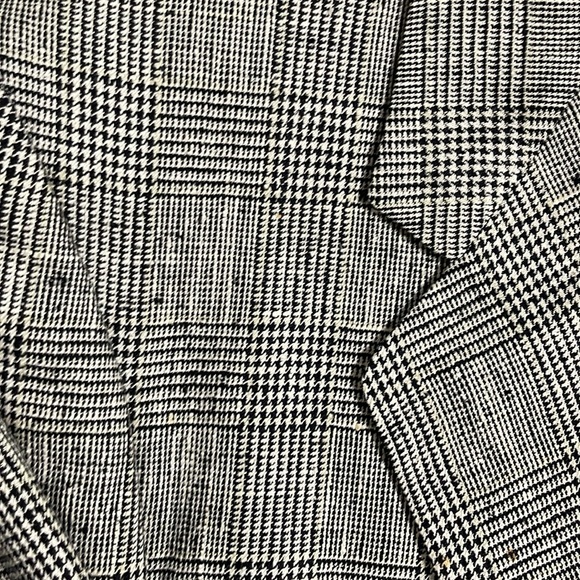 "Vintage Elegance: Custom Mark Sale Linen Blazer โ Pristine Condition!" - Picture 2 of 4